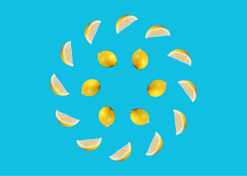 Combinación de porciones de limón y limones enteros